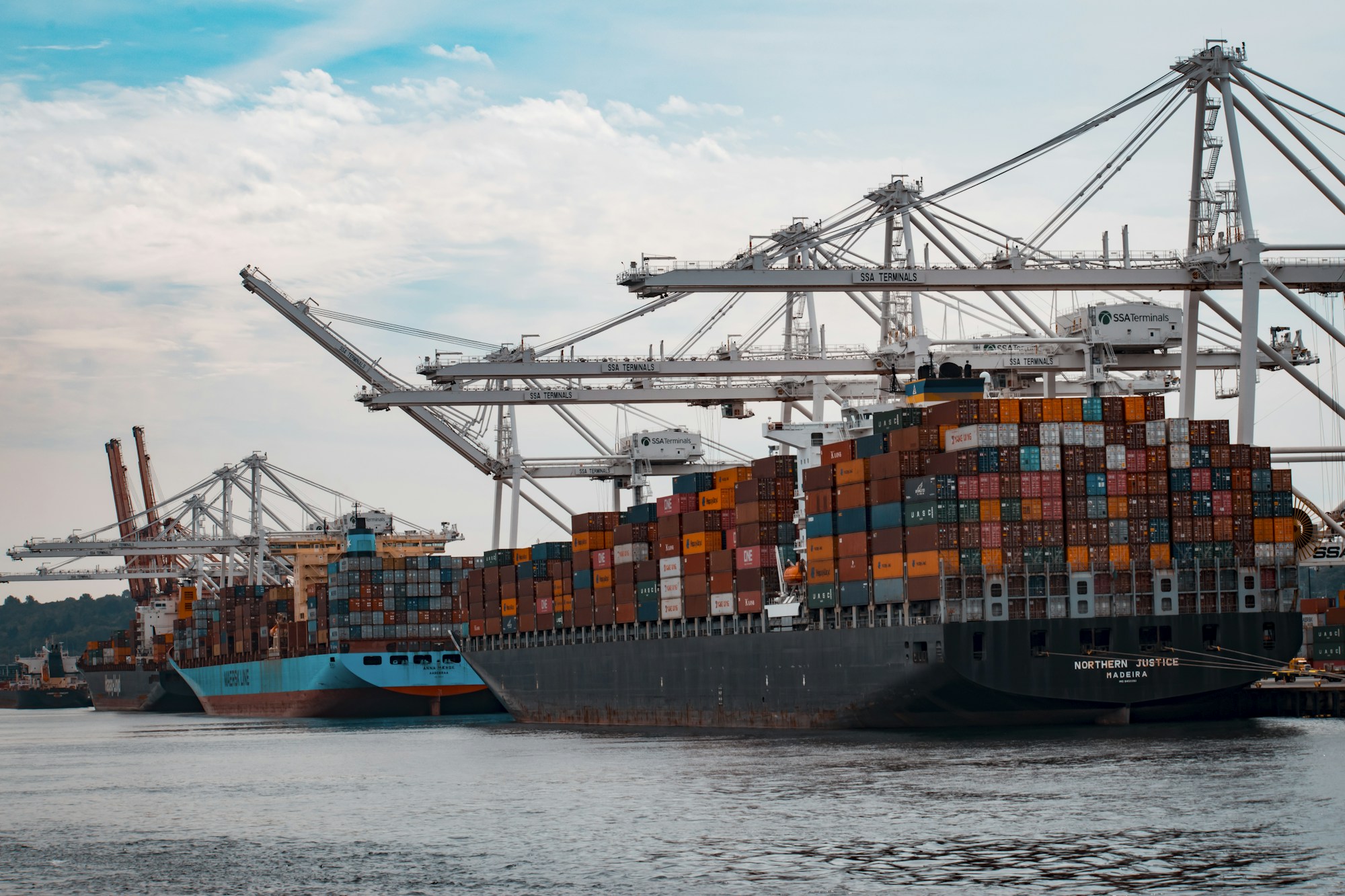 Containerschip in haven - LVNT Logistics